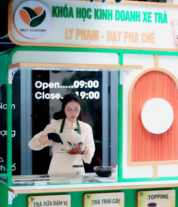 Học viên vận hành quầy pha chế tại xe trà mô hình Saly Academy