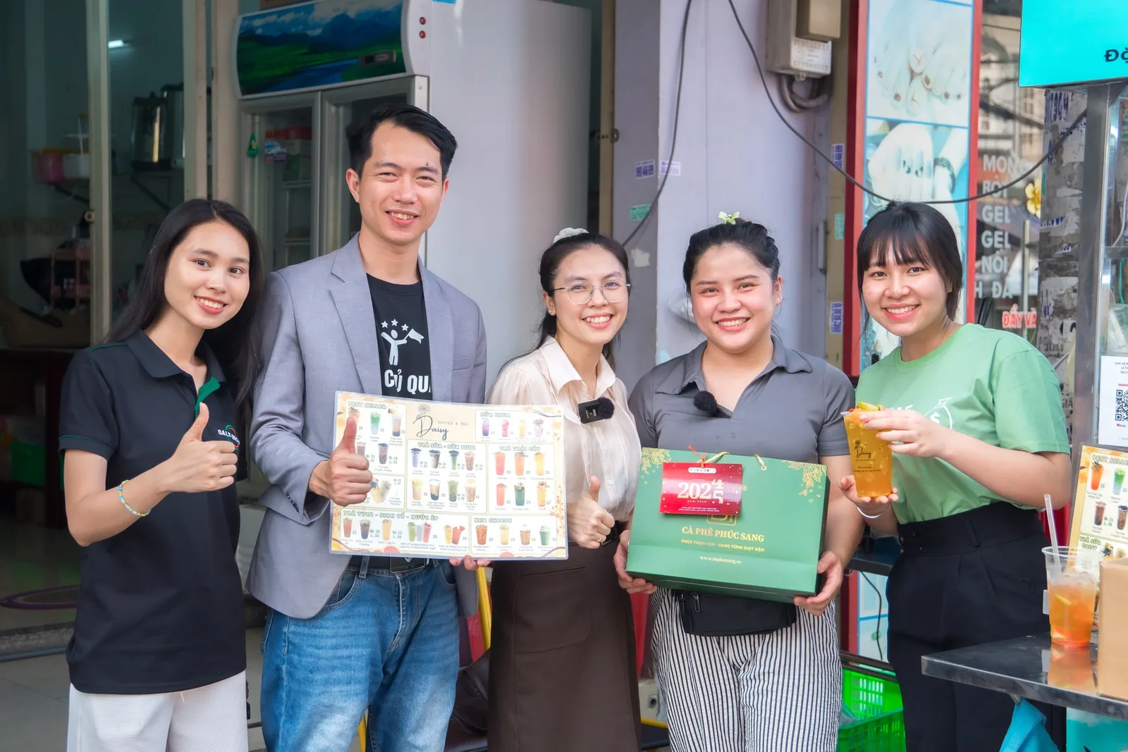 Đội ngũ Saly Academy thăm quán cà phê của học viên sau khóa học