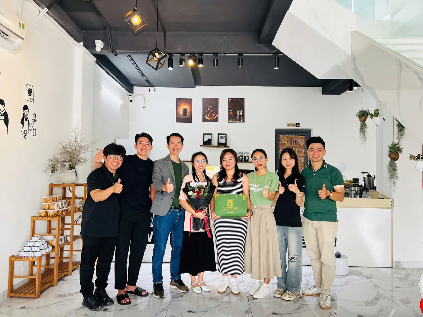 Học viên chụp cùng đội ngũ Saly Academy tại quán sau khóa học