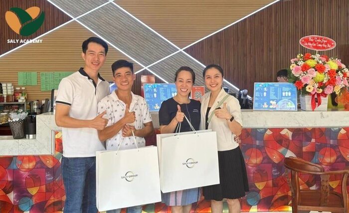 Chị Thúy Vinh cùng đội ngũ trong ngày khai trương quán tại Long Khánh