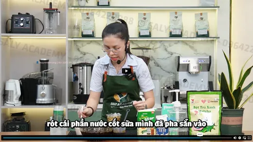 Học viên chụp cùng đội ngũ Saly Academy sau khóa rau má, sữa dừa mix