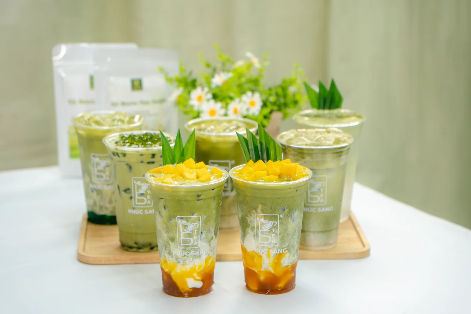 Ly matcha xoài với topping thành phẩm